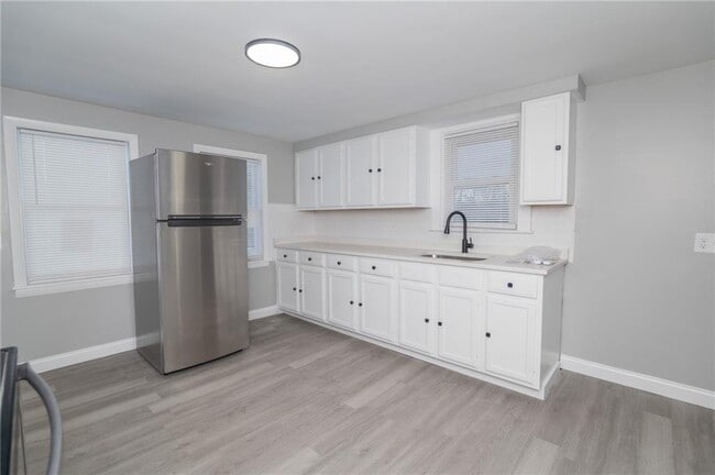 Building Photo - 670 Putnam Pike