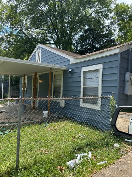 Building Photo - 3925 Camilla Dr