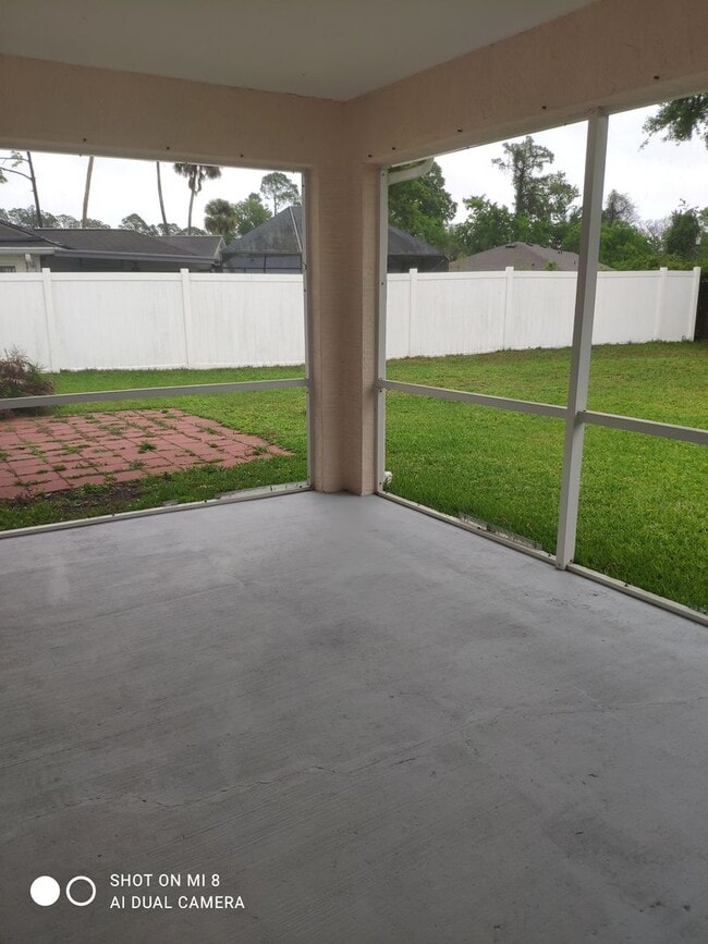 Building Photo - 4/2/2, with screen porch. Convenient locat...