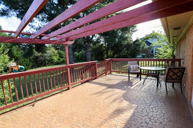 Building Photo - 549 Pringle Dr
