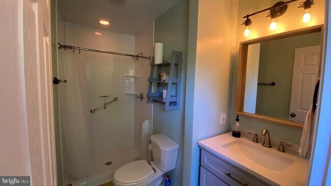 Building Photo - 642 Parkland Pl