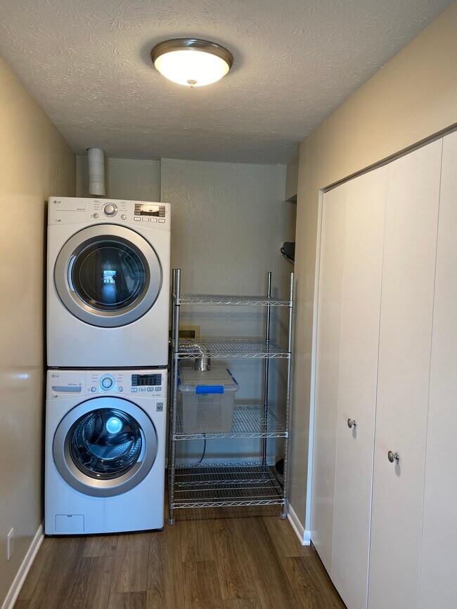 Building Photo - 869 W Huron Rd