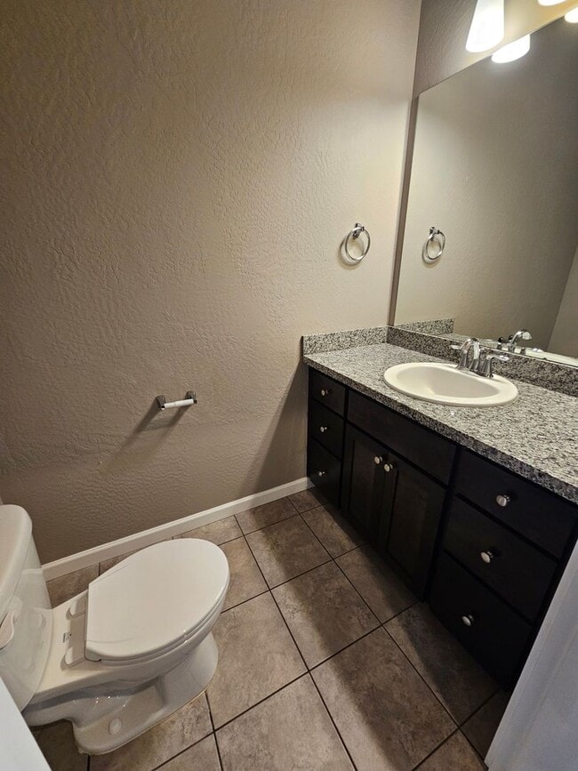 Building Photo - Beautiful 3 Bedroom Townhouse! Won't Last!