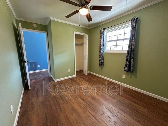 Building Photo - 300 Jefferson Ln