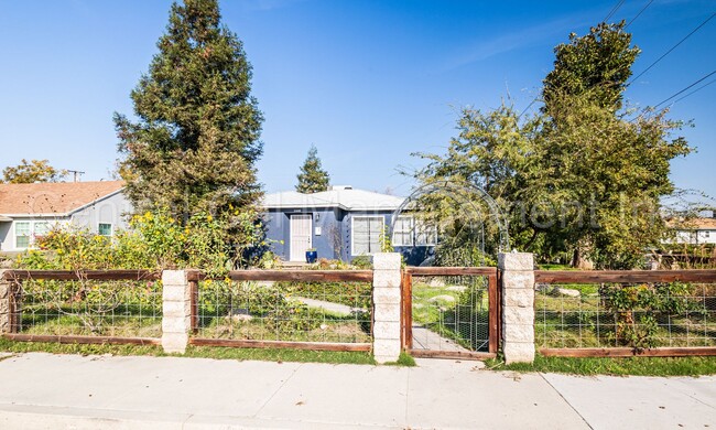 Building Photo - 3 Bedroom/1 Bath Home - $1995 Per Month!