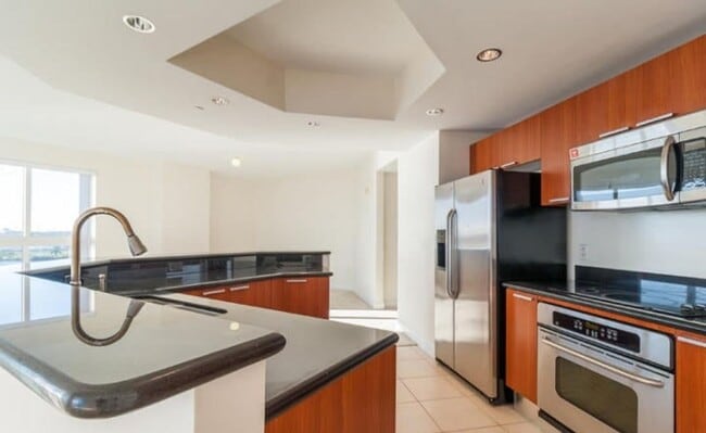 Building Photo - Direct riverfront 3 bedroom 3 bath