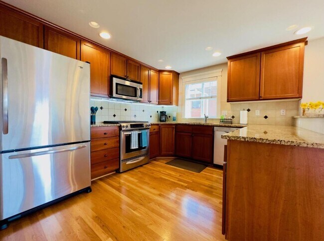 Building Photo - East Lake Town House