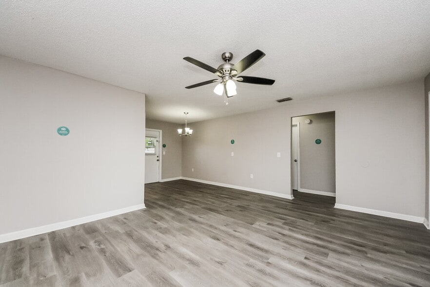 Building Photo - 242 Cheshire Ct