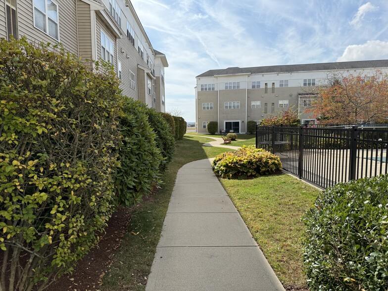 Building Photo - 211 Central St