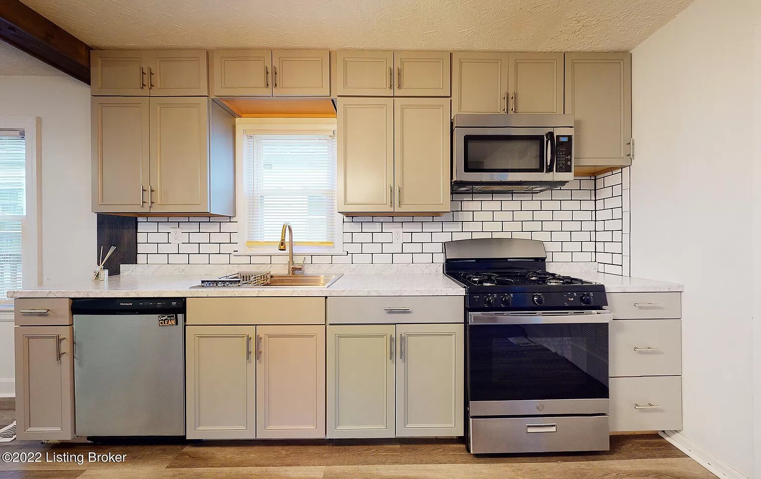 Building Photo - 834 W Whitney Ave