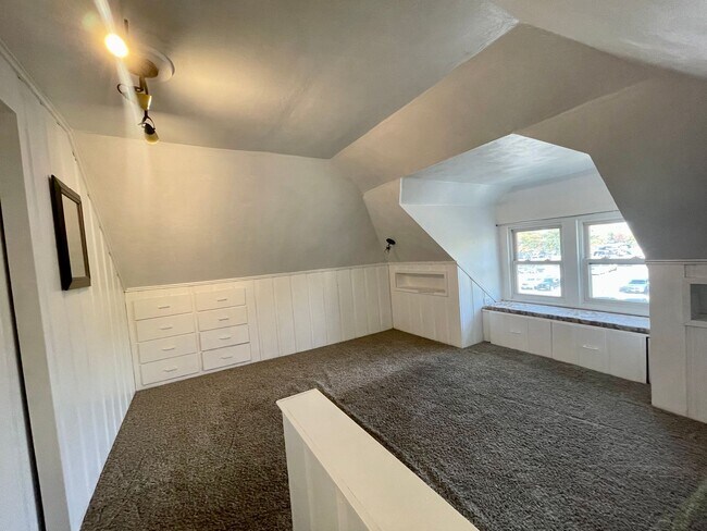Building Photo - 103 7th Ave NW