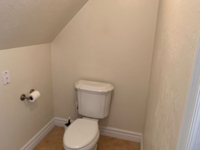 Building Photo - 5 bedroom 3 bathroom gorgeous house with v...