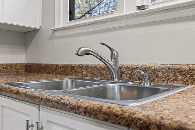 Building Photo - Freshly painted 3-bed, 2-bath home in the firestone are of Gastonia!