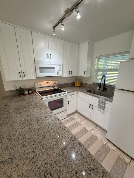 Building Photo - 2370 Lakeview Dr