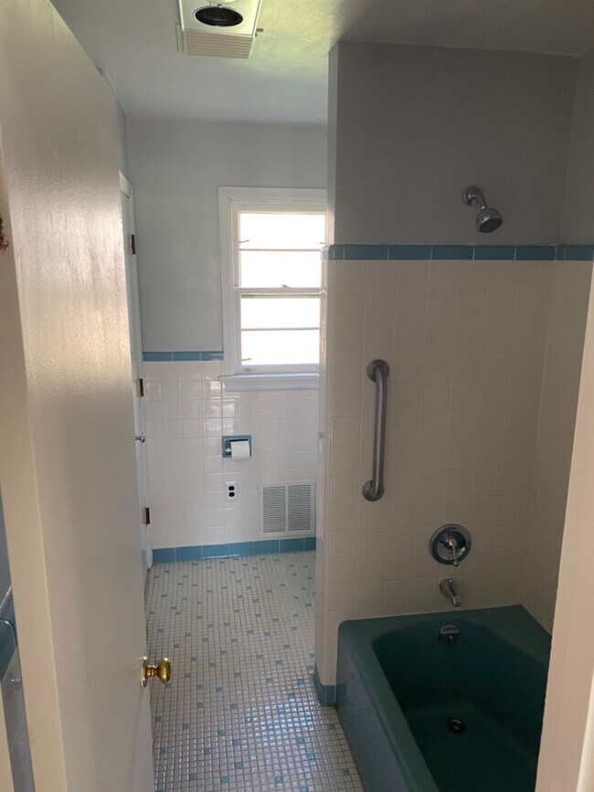 Building Photo - 242 White Pine Dr