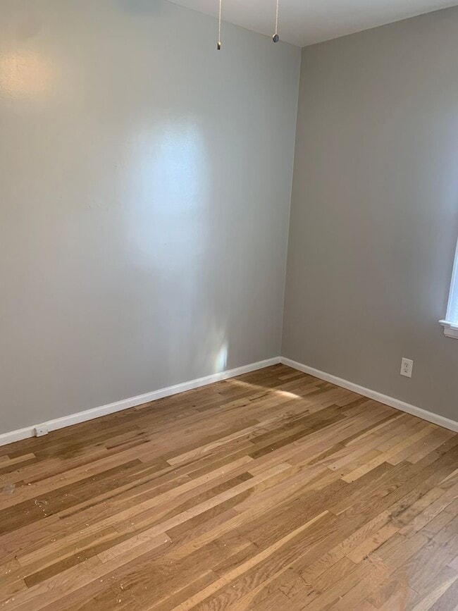 Building Photo - 2 BEDROOM, 1 BATHROOM APARTMENT