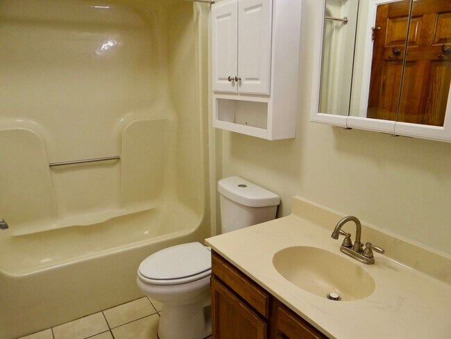 Building Photo - 2 bedroom unfurnished LONG TERM RENTAL in Fairway Ridge