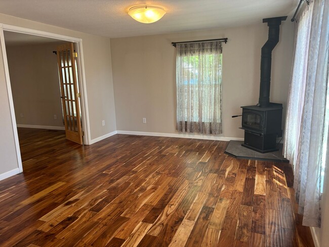 Building Photo - Sutherlin 3 bedroom house with large shop