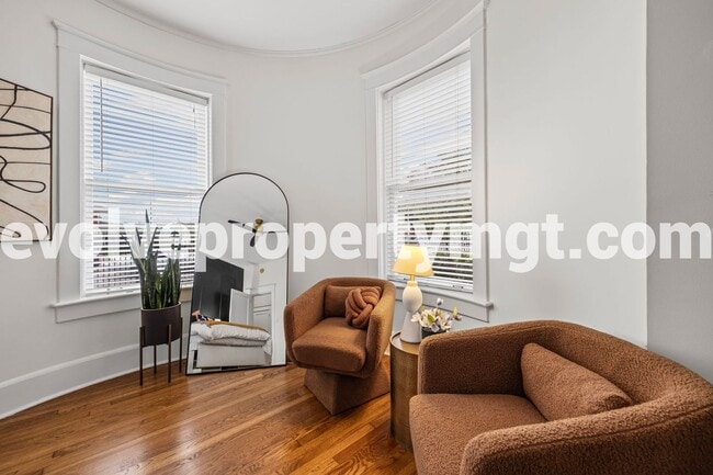 Building Photo - Charming 2 bedroom midtown unit.