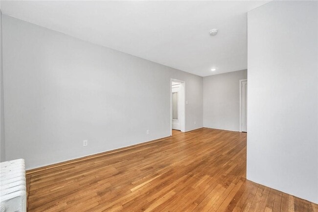 Building Photo - 10 Oakridge Pl