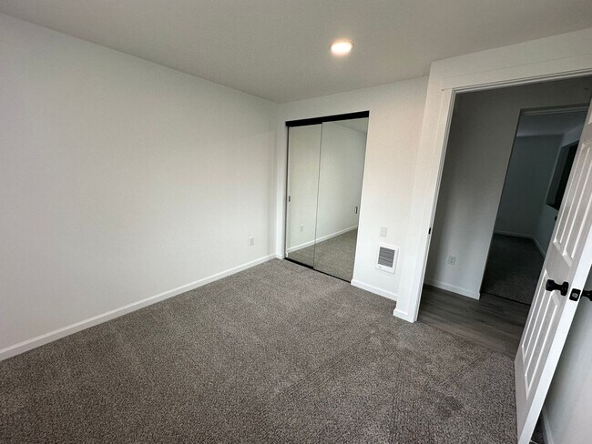 Building Photo - 1527 Santiam Hwy SE