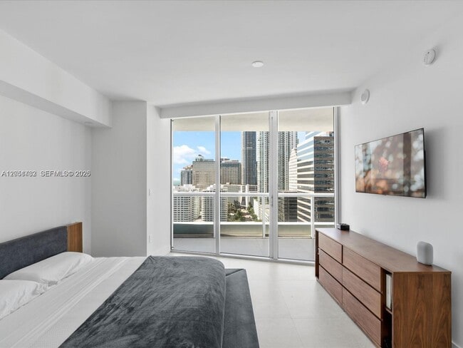 Building Photo - 495 Brickell Ave