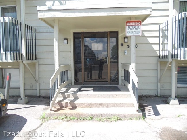 Building Photo - 3000-3012 S Mayfair Dr