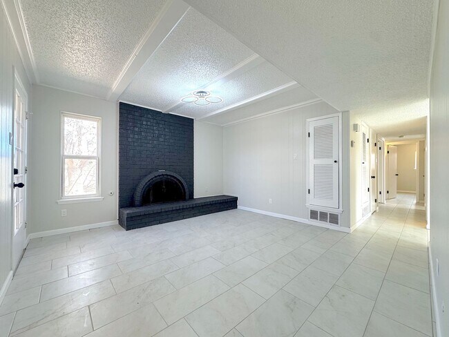 Building Photo - East El Paso 5bed/3Bath Refrig A/C with 2 Master Suites!