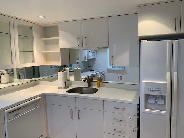 Kitchen - 400 E Colonial Dr