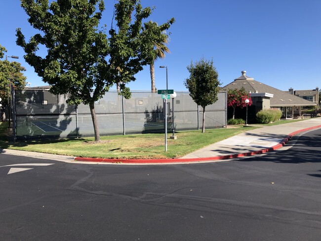 Building Photo - 818 Juno Ln