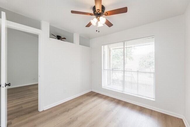 Building Photo - 3900 Woodchase Dr