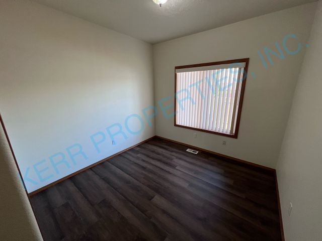 Building Photo - Charming 3-Bedroom Fairview Retreat with Spacious 1611 Sq Ft Living Space & 2 Full Baths!