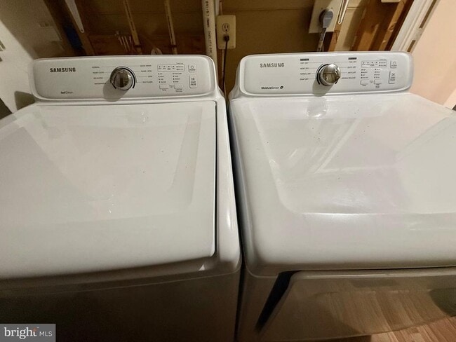 Building Photo - 10128 Reprise Dr