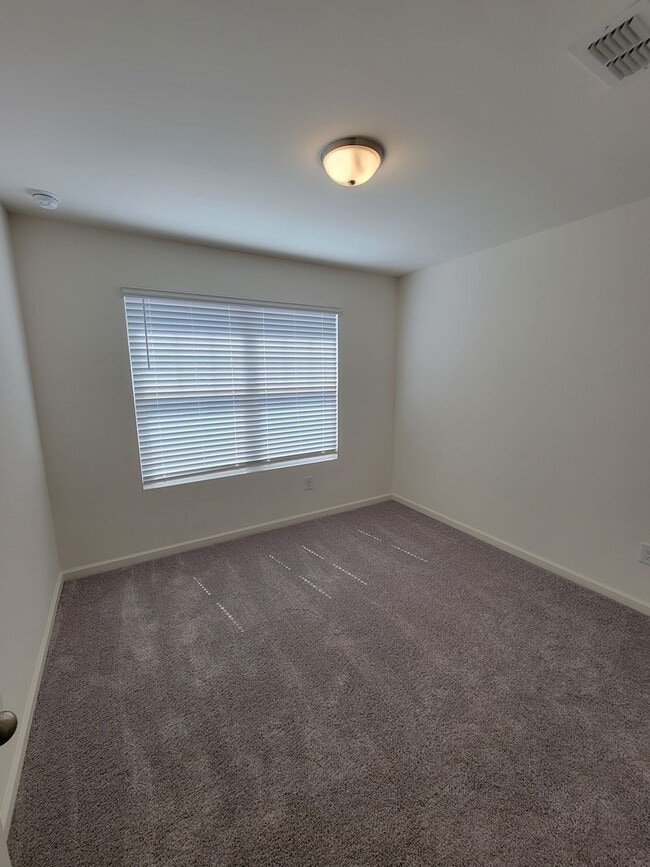 Building Photo - Townhome in McDonough!