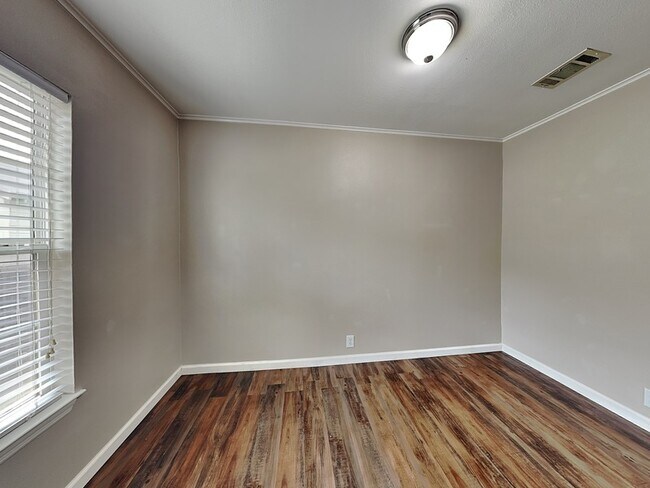 Building Photo - 1414 Record Crossing Rd