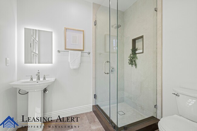 Building Photo - 5011 Hayvenhurst Ave