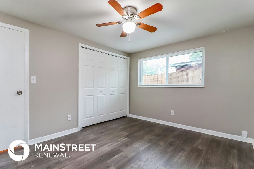 Building Photo - 921 Hillside Dr