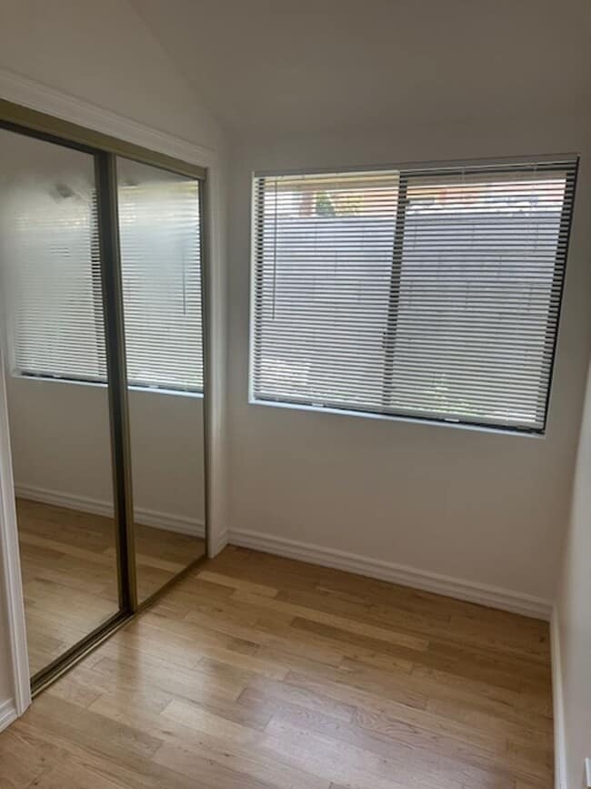 Building Photo - 304 N Francisca Ave