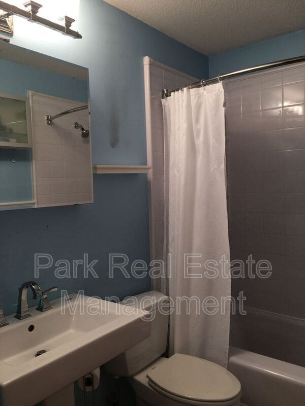 Building Photo - 218 Ransom St