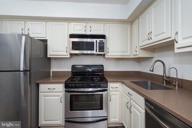 Building Photo - 206 Salem Ct