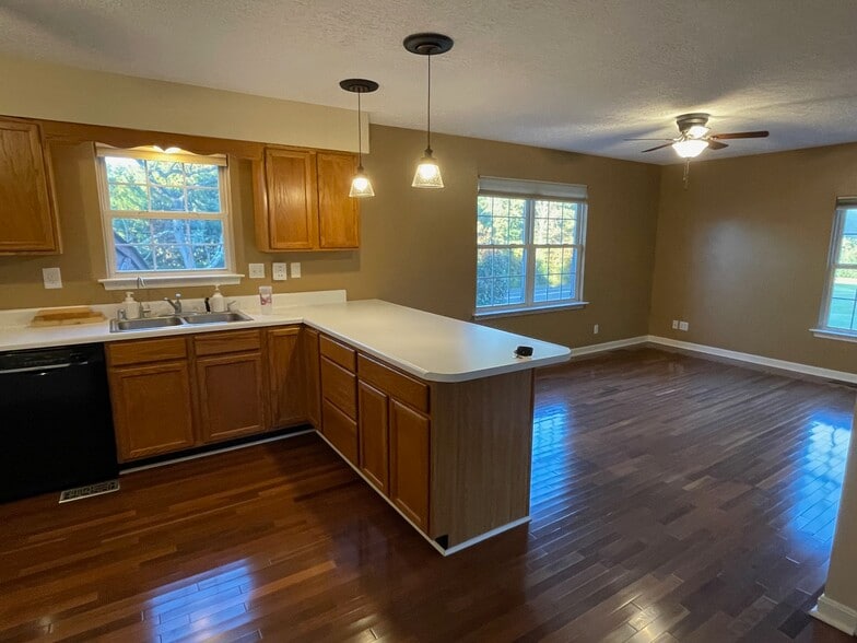 Primary Photo - 2743 Rutland Rd