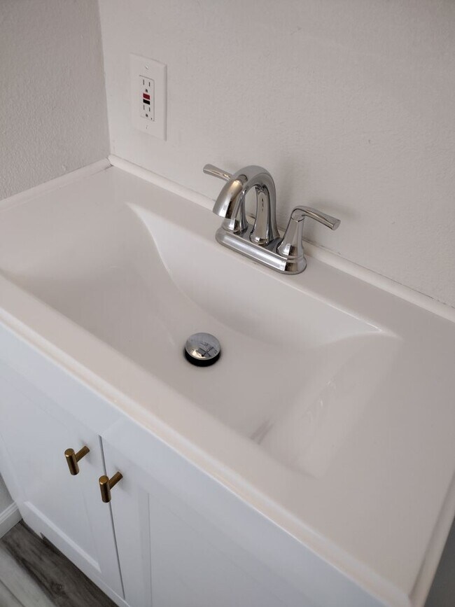 Building Photo - Sharp 1 Bed/1 Bath Updated Apt
