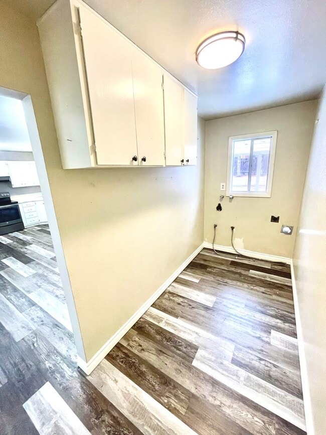 Building Photo - 3 Bedroom, 2 bath house