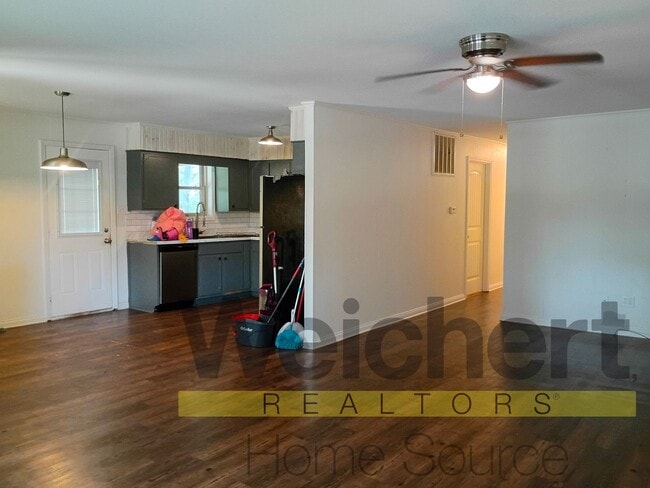 Building Photo - Comfortable 3-Bed, 2-Bath Rental in Quiet ...