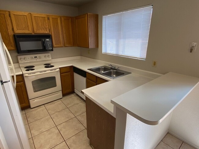 Building Photo - Chandler Townhouse 2 Bed & 1.5 Bath - 2 Story w/New Carpeting Full Size Washer/Dryer