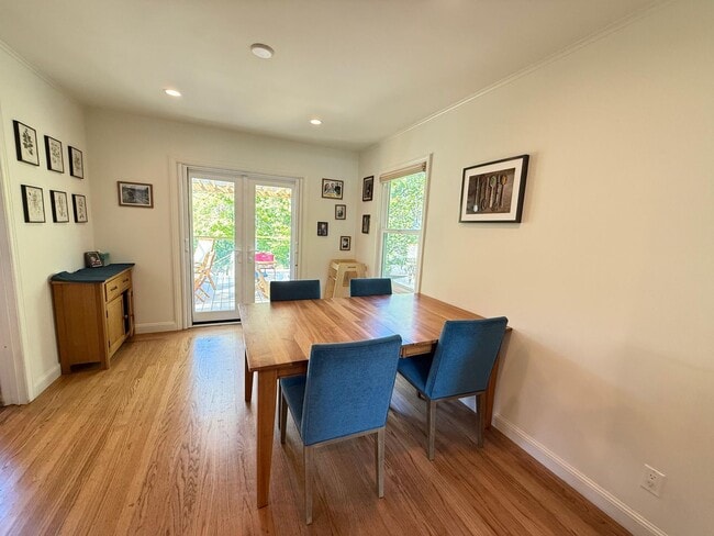 Building Photo - Spacious 5BD/2BA Home in San Carlos with S...