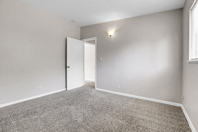 Building Photo - $1,995 - 3 Bed, 1 Bath Duplex Unit in Litt...