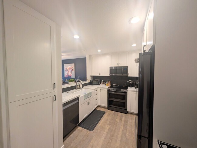 Building Photo - Beautifully Renovated Condo in Rancho Bernardo!