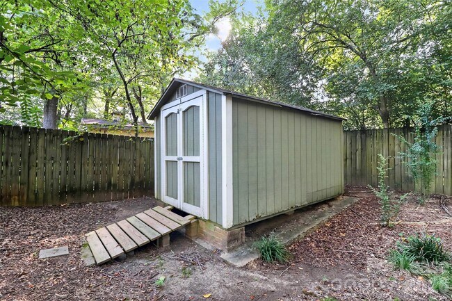 Building Photo - 2438 Knickerbocker Dr