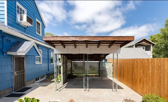 Building Photo - 6613 N Amherst St